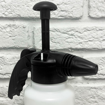 Садовый помповый опрыскиватель Октябрина Апрелевна 1л (2)